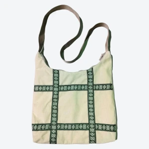 Сумка-хобо бежевая с тесьмой «Плодородие» в русском стиле