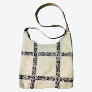 Сумка-хобо бежевая с тесьмой «Коловрат с цветком» в русском стиле